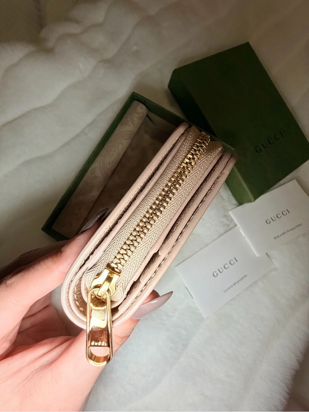 Gucci Beige Script Zip Wallet with Gold Logo - Picture 8 of 8